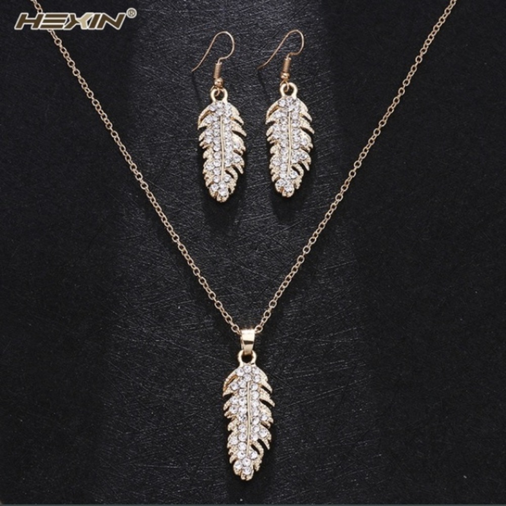 Fashion Feathers Necklace and Earrings Set NWOT!!!